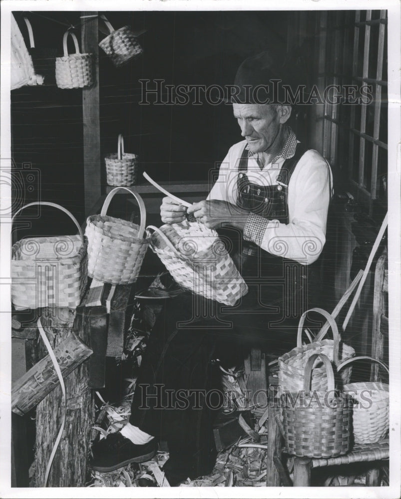 1964 Press Photo Ozark Crafter Weaving Hickory Baskets - RRW51357 - Historic Images