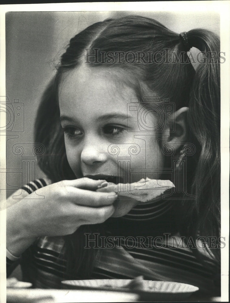 1978 Press Photo Meredith Fanning Peanut Butter Test - RRW51503 - Historic Images