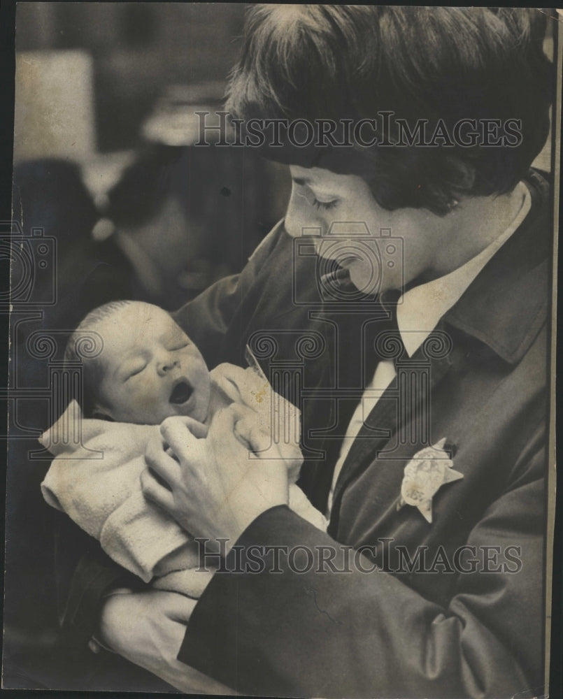 1974 Press Photo Police Officer Ann Leybourne Baby - RRW51541 - Historic Images