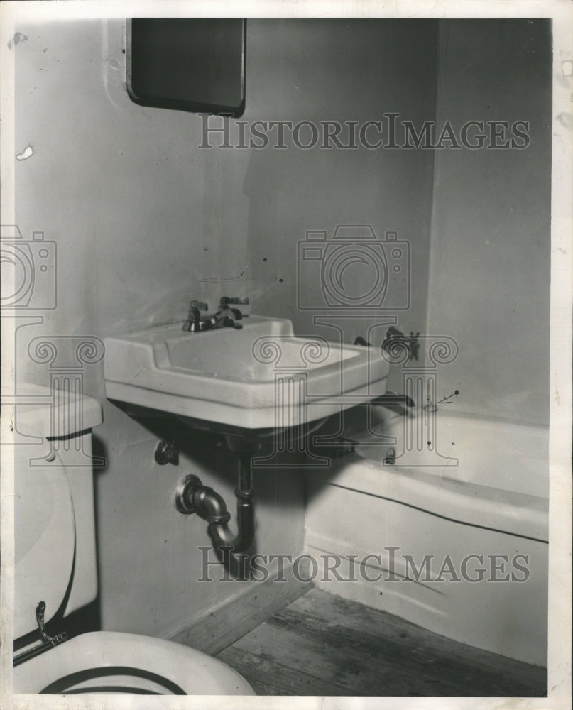 1954 Press Photo Bathroom - RRW51567 - Historic Images