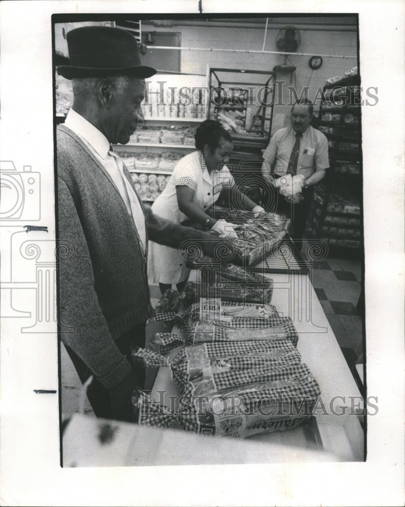 1974 Press Photo Melvin Chatman Butternut Thrift Store - RRW51575 - Historic Images