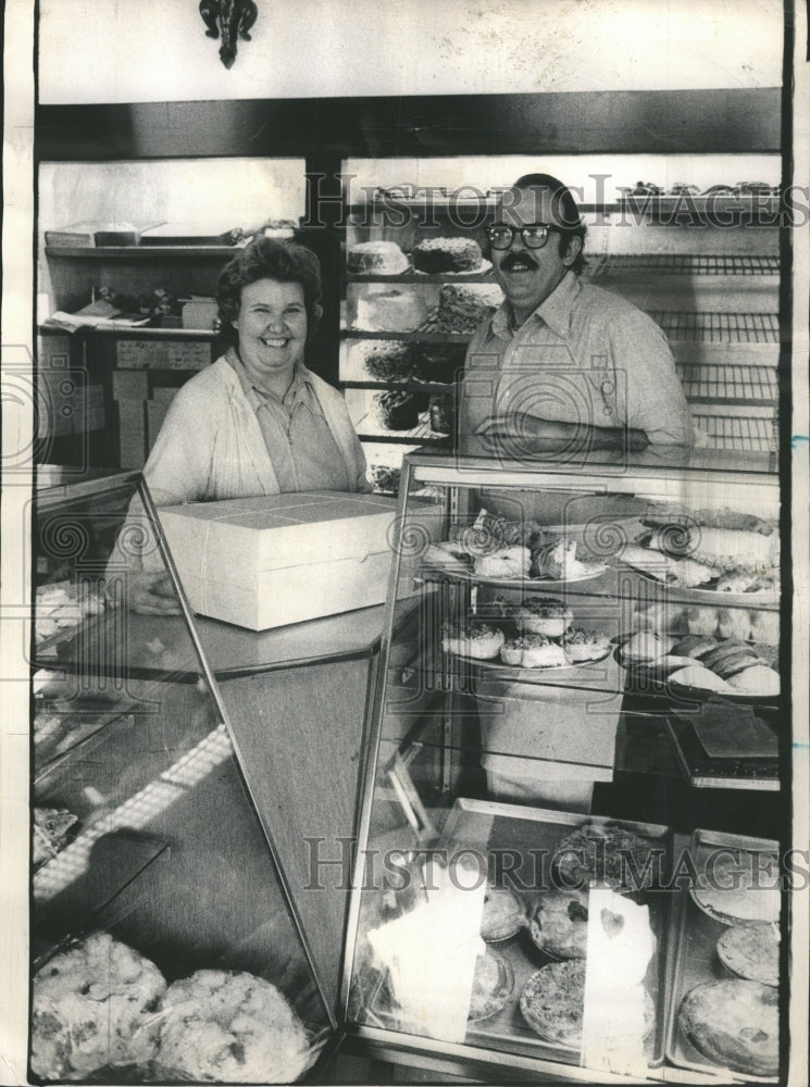 1975 Press Photo Baker Hoffman Wife Karen Counter - RRW51577 - Historic Images