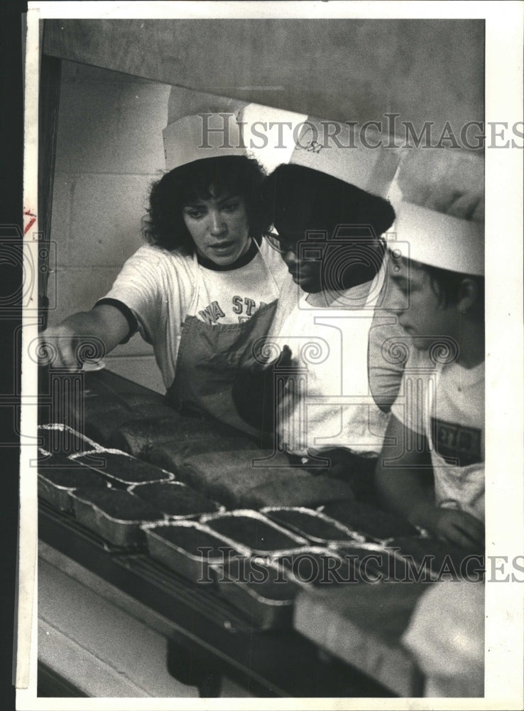 1980 Press Photo W. Side Teens bake and sell - RRW51579 - Historic Images