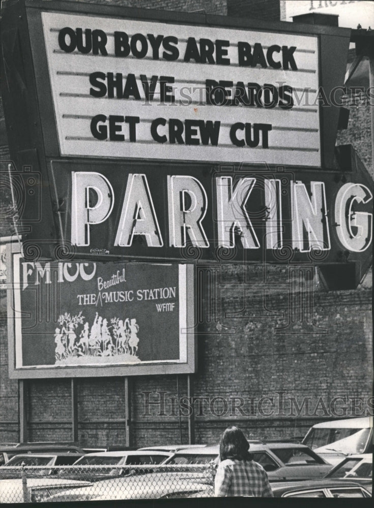 1973 Press Photo Parking Lot Advertising Sign Chicago - RRW51611 - Historic Images