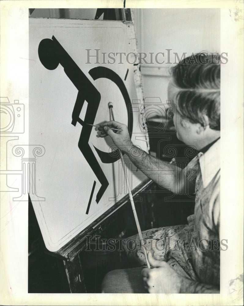 1983 Press Photo Sign Shop Painting Handicapped Signs - RRW51621 - Historic Images