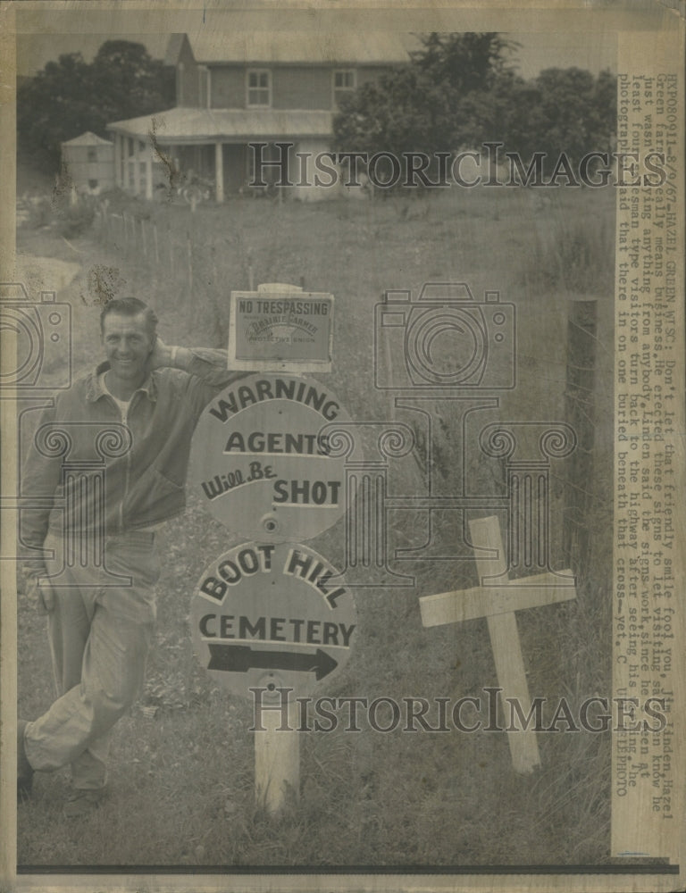 1967 Press Photo Jim Linden Hazel Green Farmer Signs - RRW51625 - Historic Images