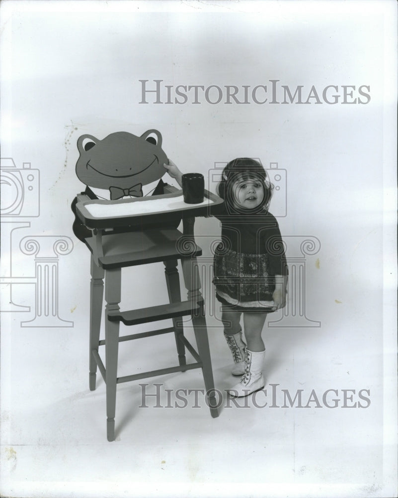 1973 Press Photo froggy high chair countries children - RRW51679 - Historic Images