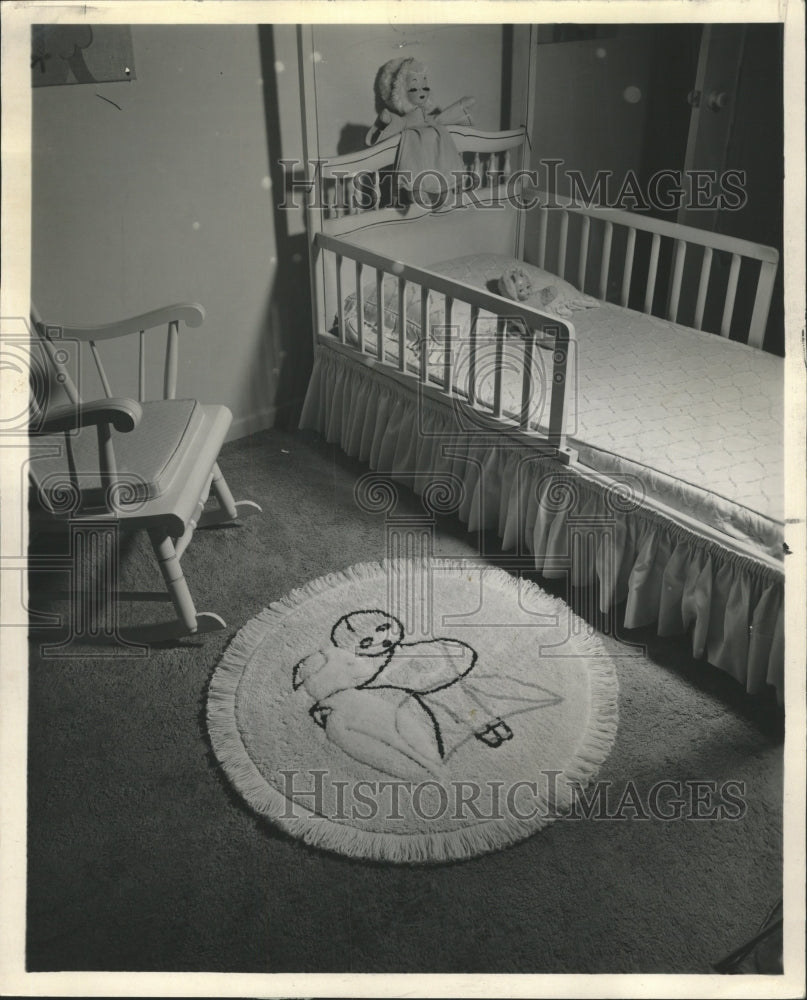 1961 Press Photo Mary Lamb designed rug child room pen - RRW51691 - Historic Images