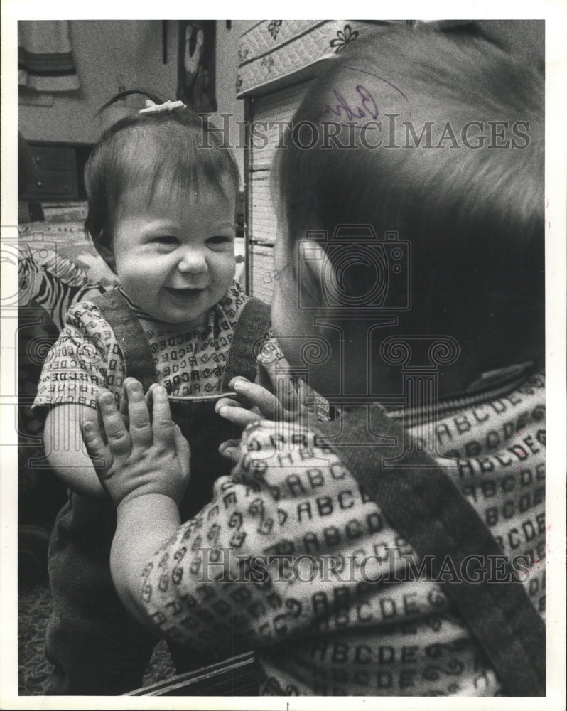 1978 Press Photo Baby Suzanne Enjoys Playing In Mirror - RRW51707 - Historic Images