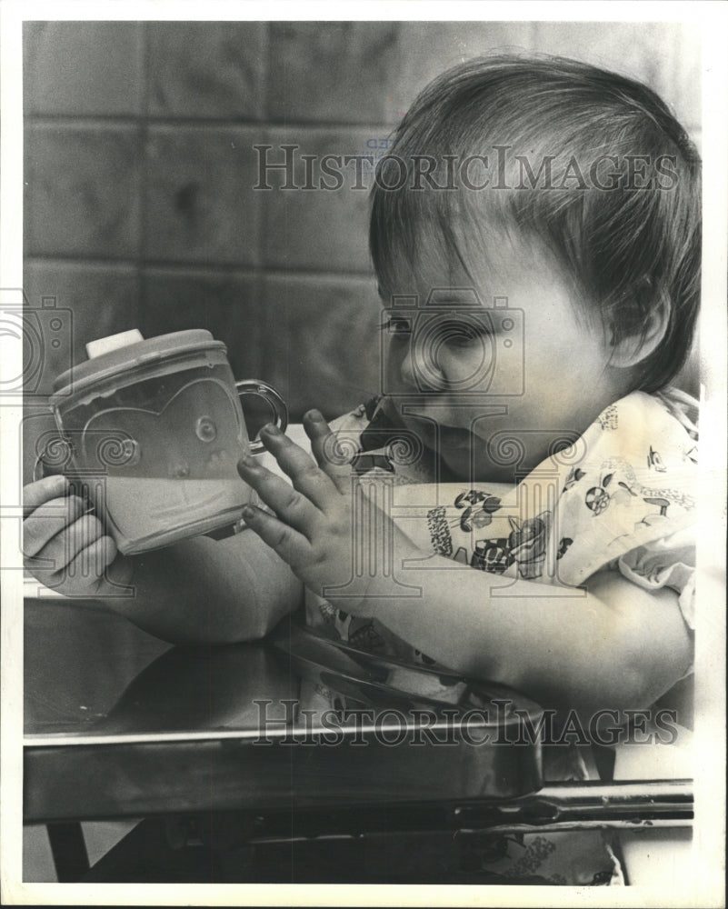 1978 Press Photo Baby Suzanne With Sippy Cup - RRW51713 - Historic Images