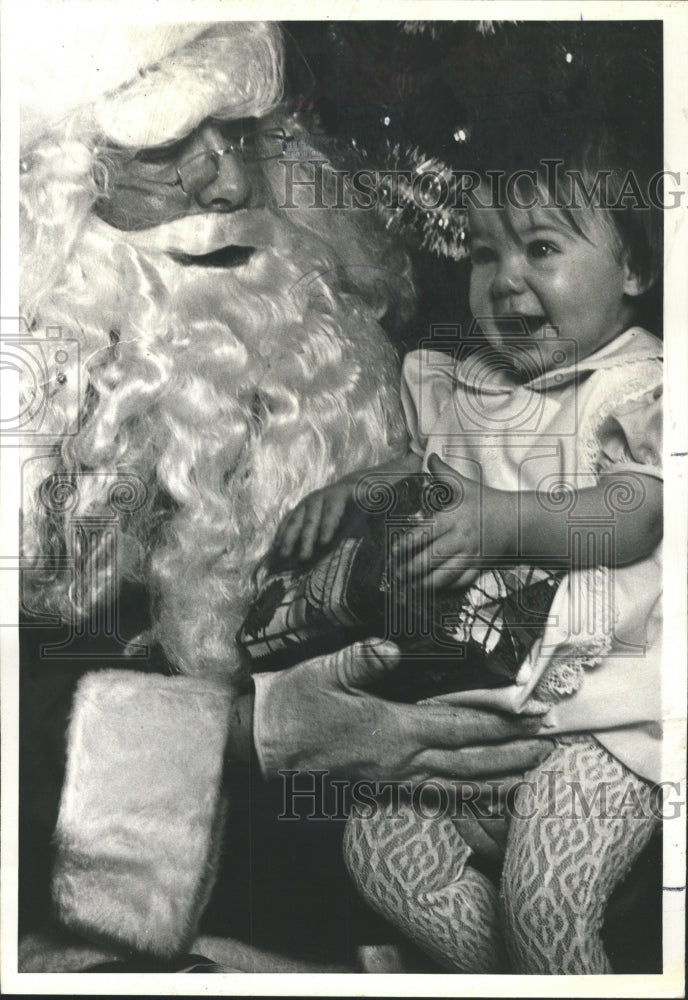 1978 Press Photo Baby Suzanne Meets Santa Claus Chicago - RRW51715 - Historic Images