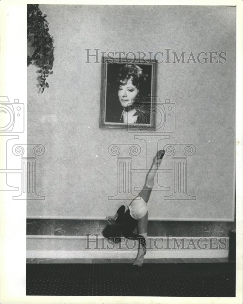 1985 Press Photo Dancer Warms Up Drury Lane Theater - RRW51775 - Historic Images