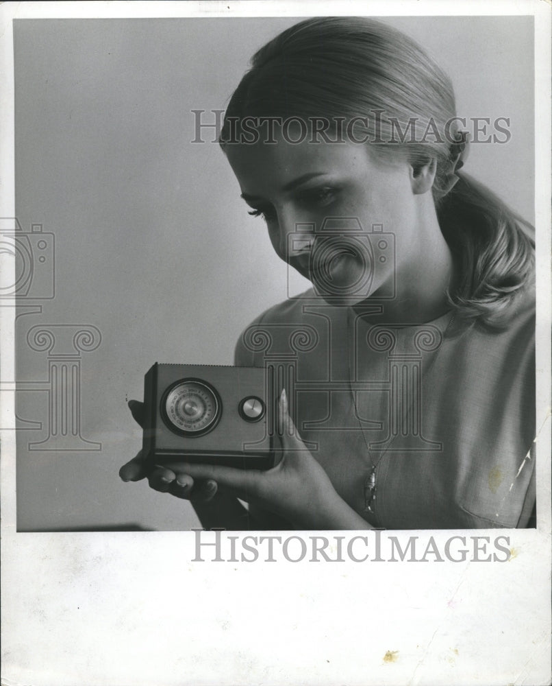 1967 Press Photo Micro Mad General Electric Hand - RRW51785 - Historic Images