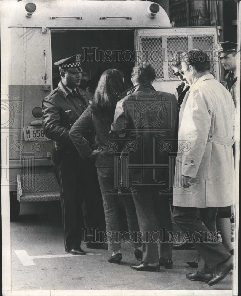 1970 Press Photo Raid Chicago Detective Search - RRW51807 - Historic Images