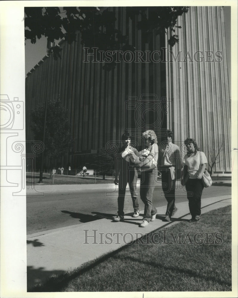 1984 Press Photo Universities Loyala Student - RRW51815 - Historic Images