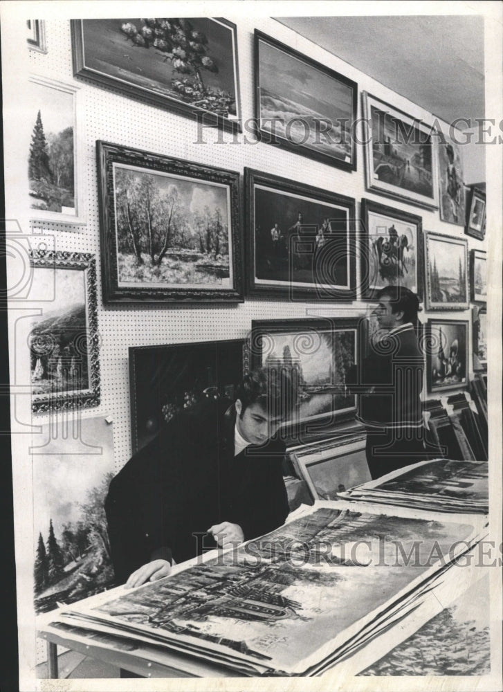 1969 Press Photo Customers Visit National Art Center - RRW51825 - Historic Images