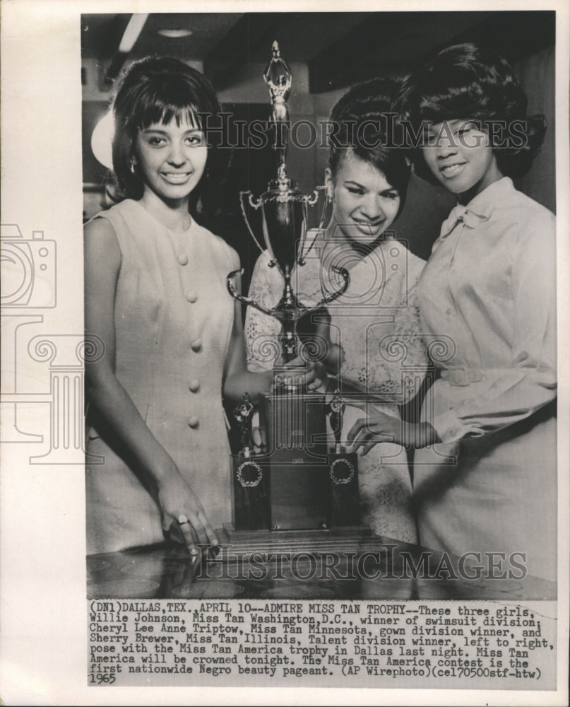 1965 Press Photo Miss Tan America Winners Hold Trophy - RRW51837 - Historic Images