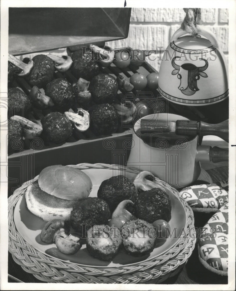 1972 Press Photo beef ball tasty cube cheese brochette - RRW51873 - Historic Images