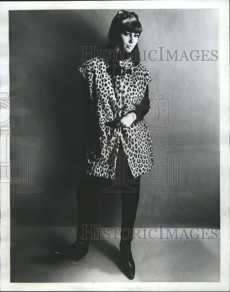 1965 Press Photo William Paige Fur Tunic - RRW51875 - Historic Images