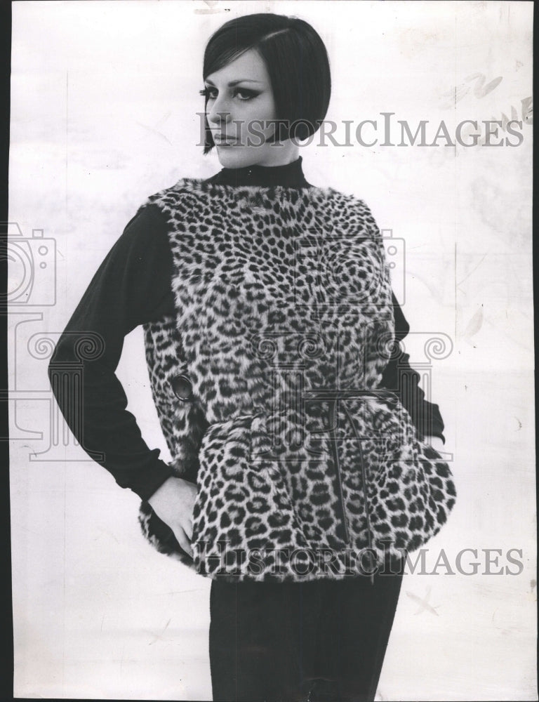 1963 Press Photo Home City Country Leopard Wear - RRW51877 - Historic Images