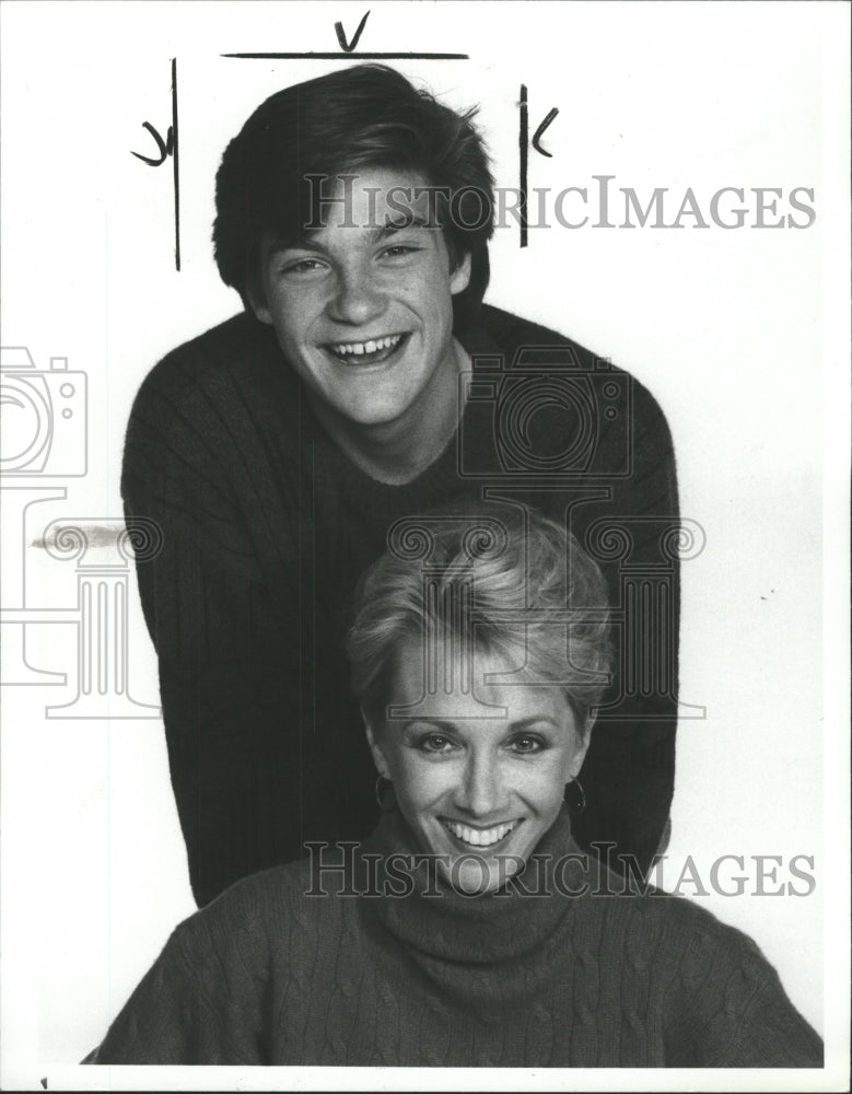 1987 Press Photo Sandy Duncan Jason Bateman Family - RRW51885 - Historic Images