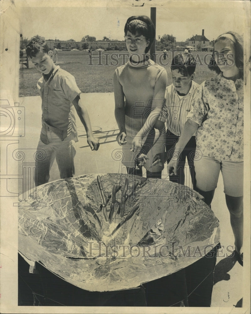 1965 Press Photo Solar Furnace Cooks Hot Dogs - RRW51907 - Historic Images