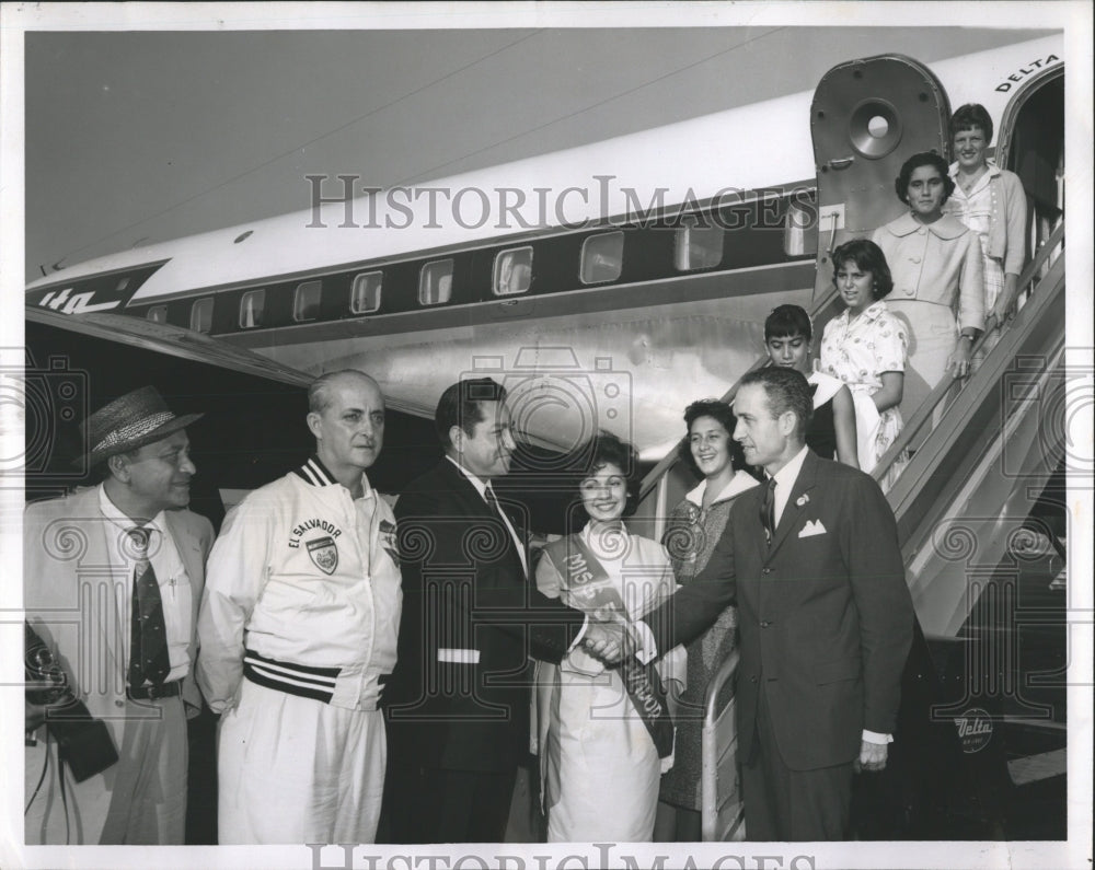 1959 Press Photo John Kinnane Greets Pan Am Athletics - RRW51911 - Historic Images