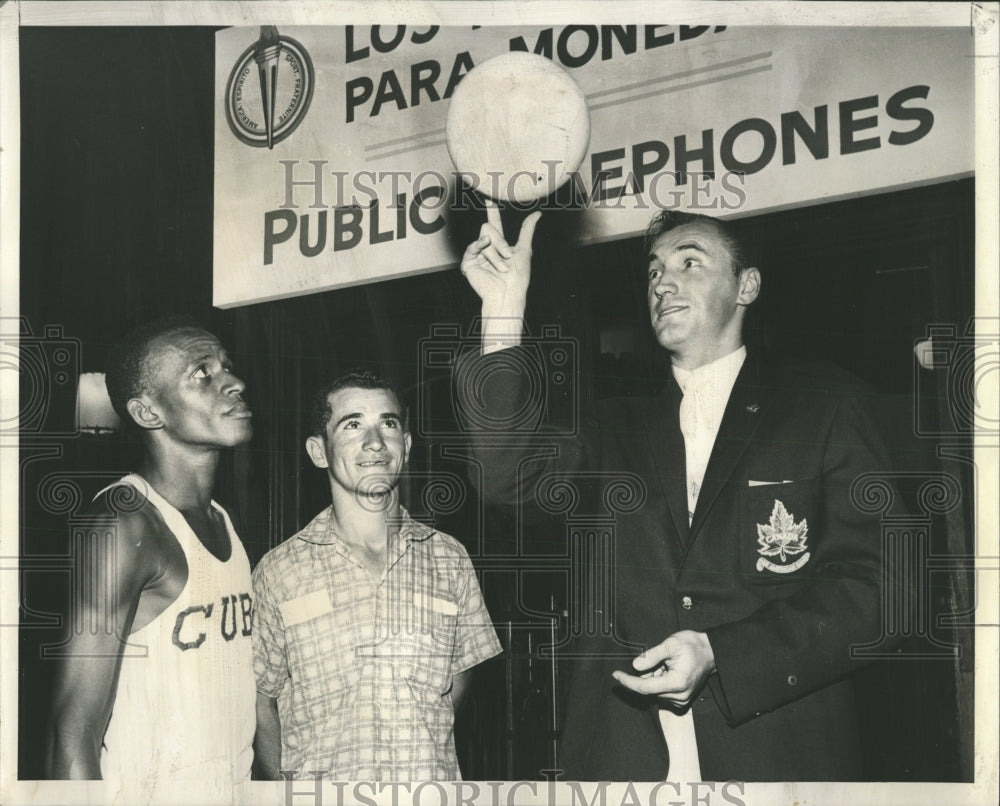 1958 Press Photo PAN AMERICAN ATHLETES VICTOR R.GOMEZ - RRW51987 - Historic Images