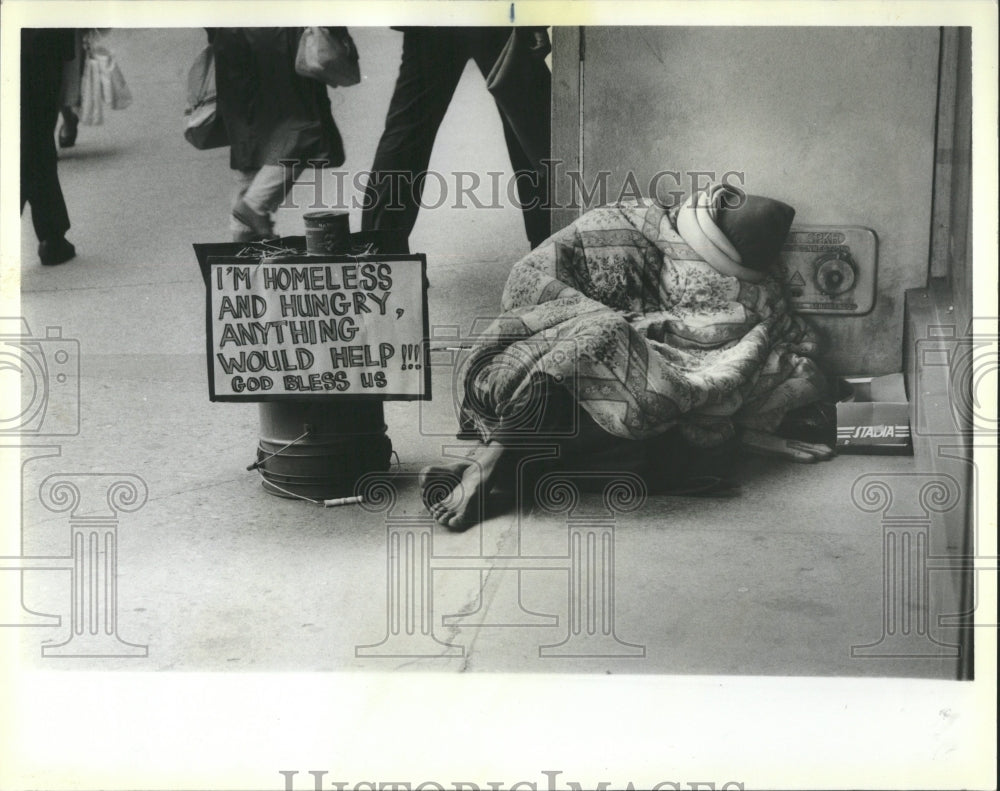 1986 Press Photo Beggar Takes Advantage Of Mild Weather - RRW52115 - Historic Images