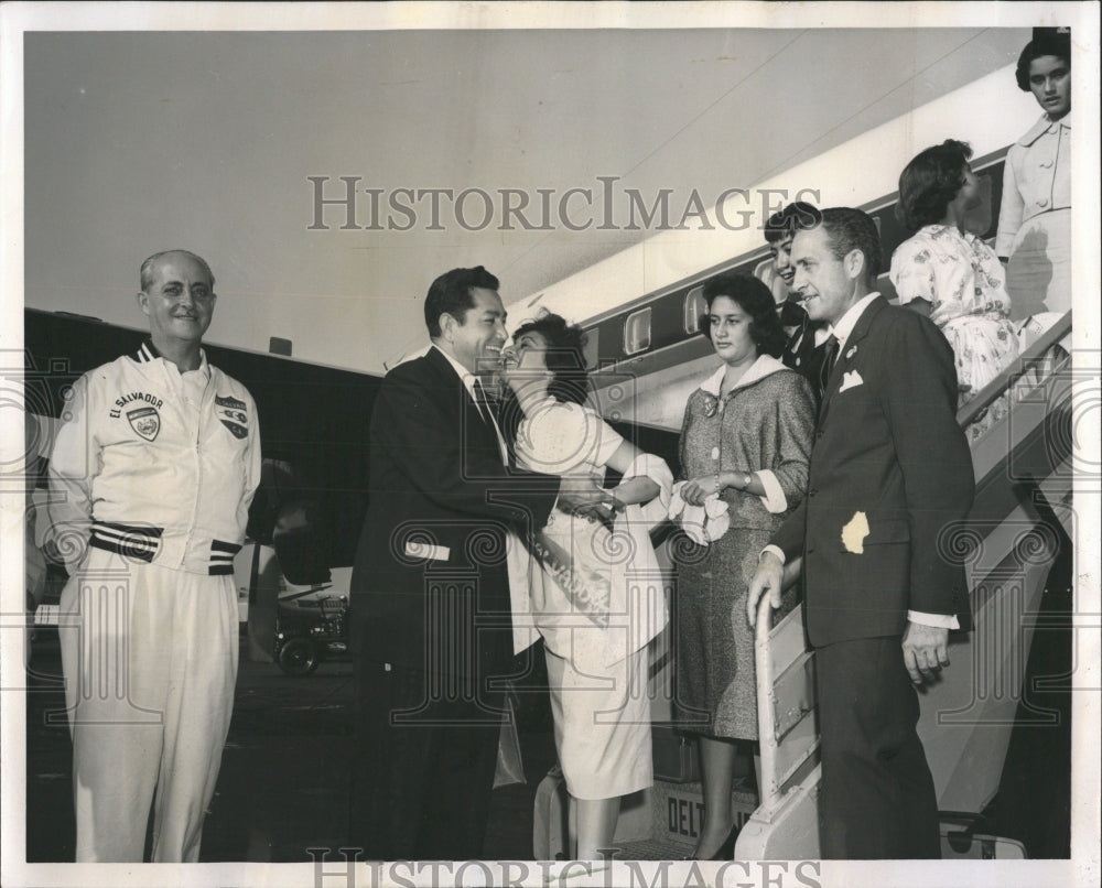 1959 Press Photo Miss El Salvador Greets Pan-Am Team - RRW52165 - Historic Images