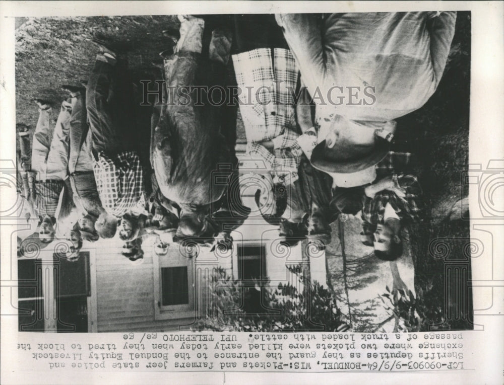 1964 Press Photo Bonduel Equity Livestock Picketers - RRW52213 - Historic Images