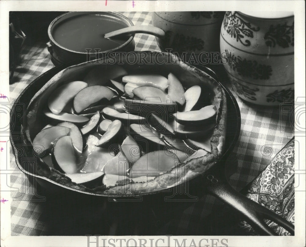 1975 Press Photo German Pancake Filled Apples - RRW52535 - Historic Images