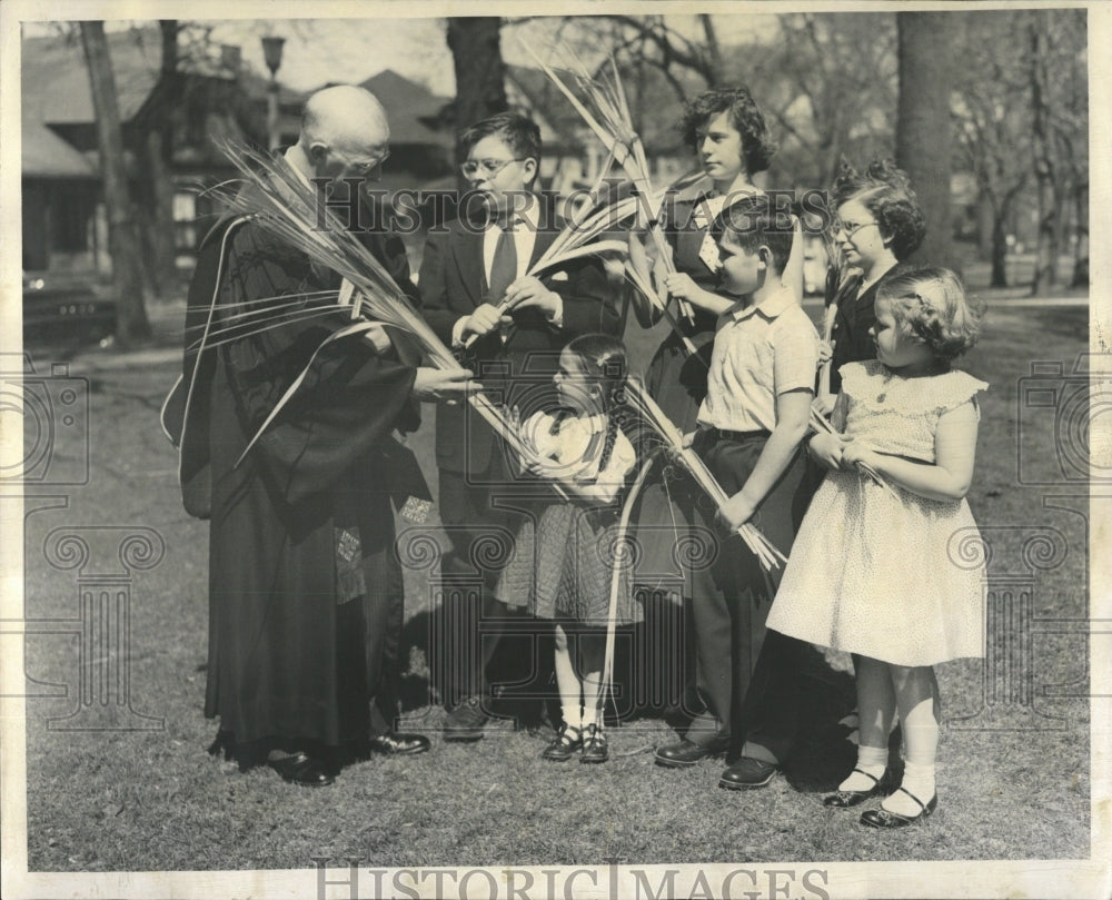 1954 Press Photo Doctor Talks With Younger Parishioners - RRW52573 - Historic Images