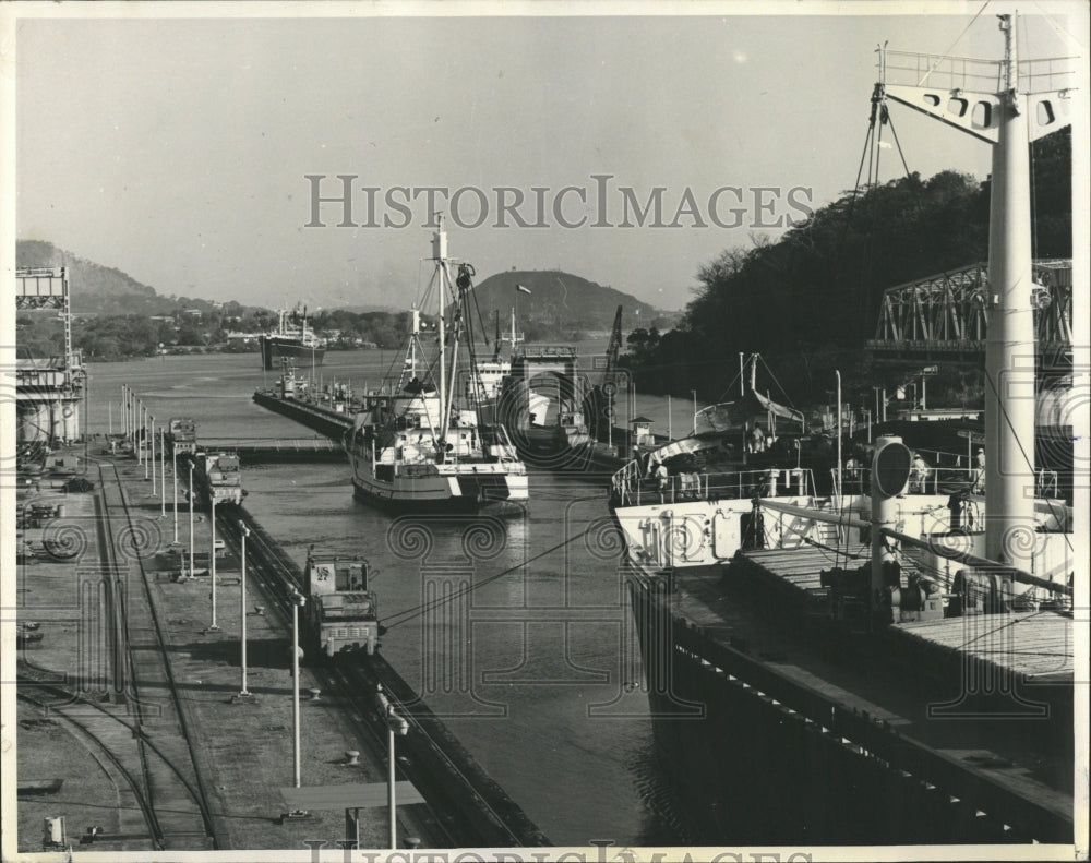 1968 Press Photo Ships Traverse Panama Canal - RRW52605 - Historic Images