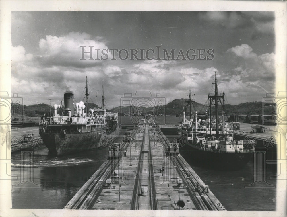 1963 Press Photo Two Ships Mirafloats Lock Panama Canal - RRW52621 - Historic Images