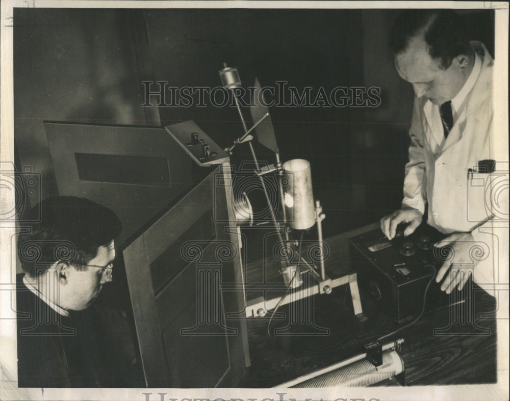 1946 Press Photo Pain Ceiling Measurement - RRW52741 - Historic Images