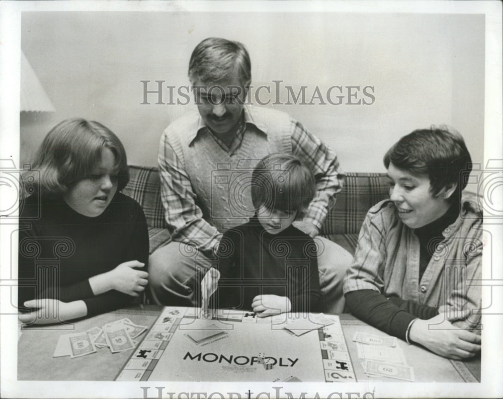 1979 Press Photo Howard Family Games New Century Town - RRW52817 - Historic Images