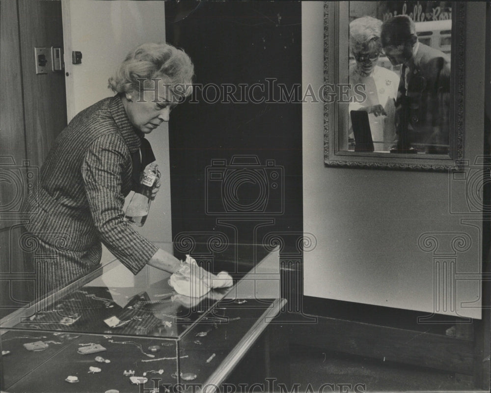 1966 Press Photo Jewelry Store Loot - RRW52891 - Historic Images