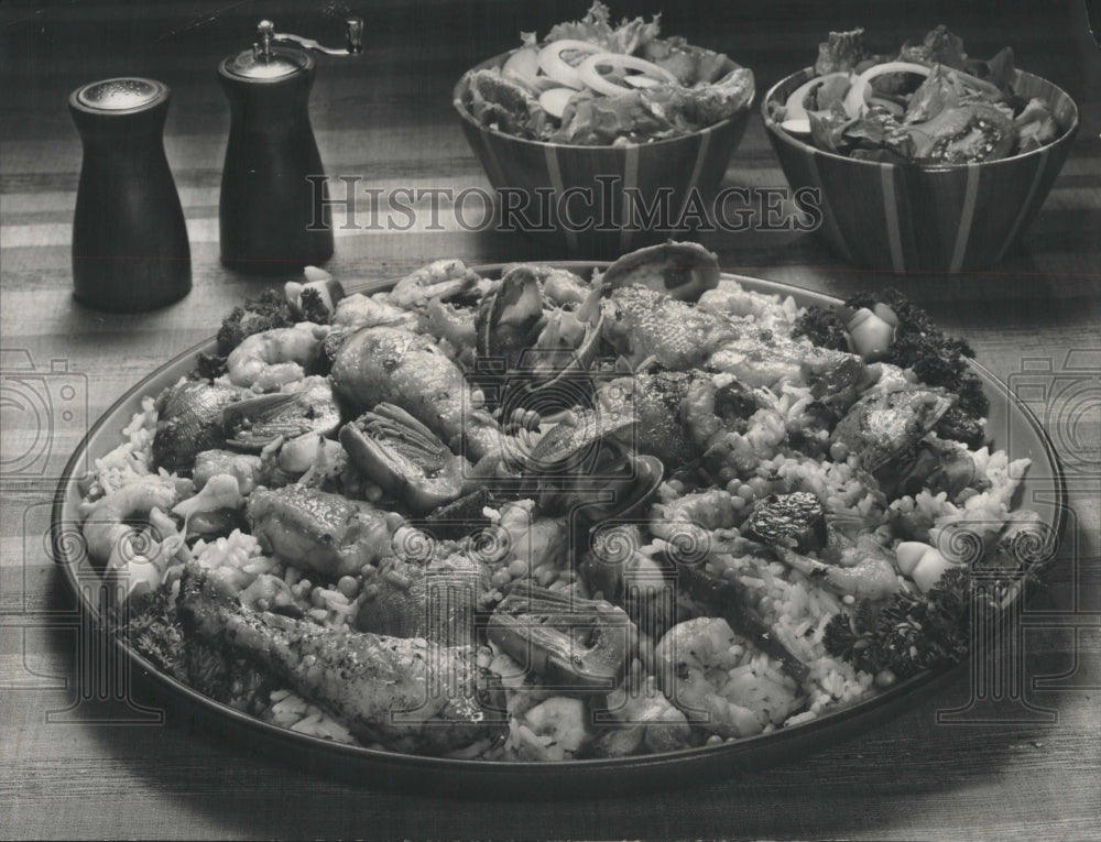 1965 Press Photo Paella Meal In A Dish Food Baking - RRW52955 - Historic Images