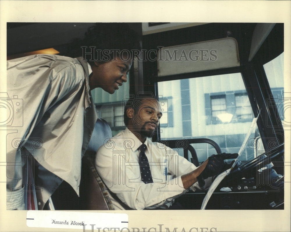 1989 Press Photo Lillie Walker Rides Pace Bus - RRW52977 - Historic Images