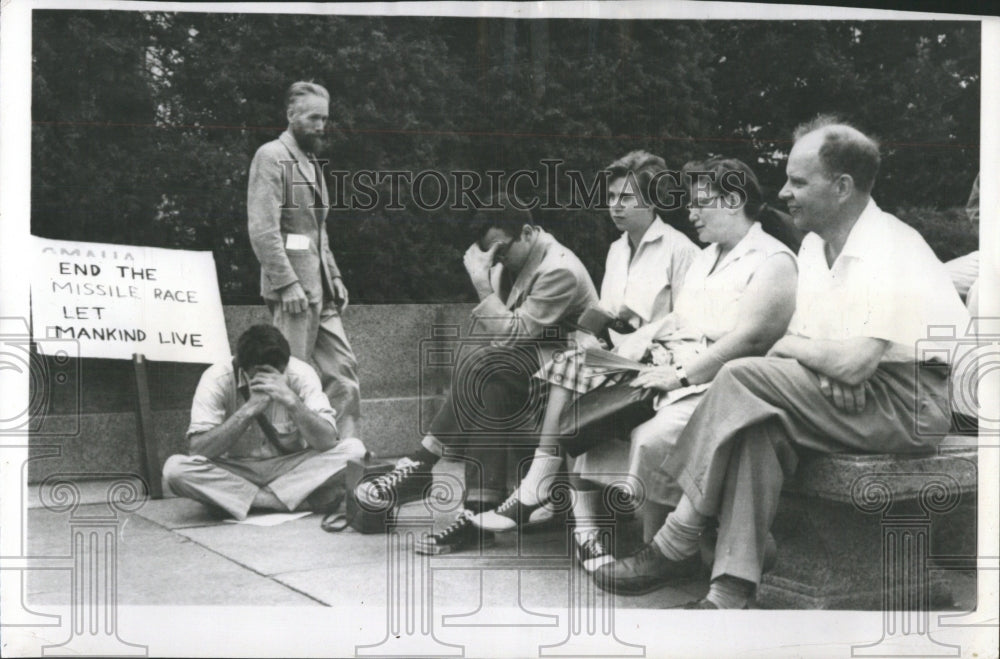 1959 Press Photo Pacifist Group Meditating Lincoln - RRW53019 - Historic Images