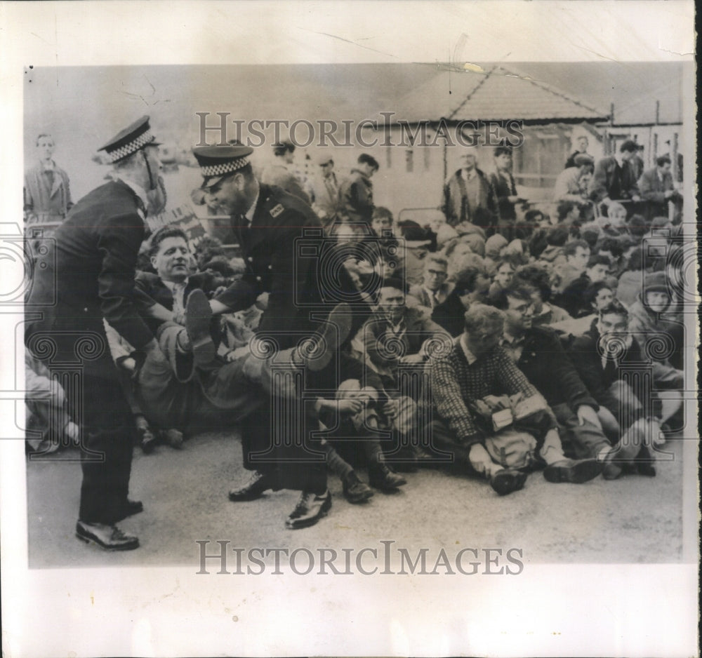 1961 Press Photo Dunoon Scotland Protest Anti-Polaris - RRW53031 - Historic Images