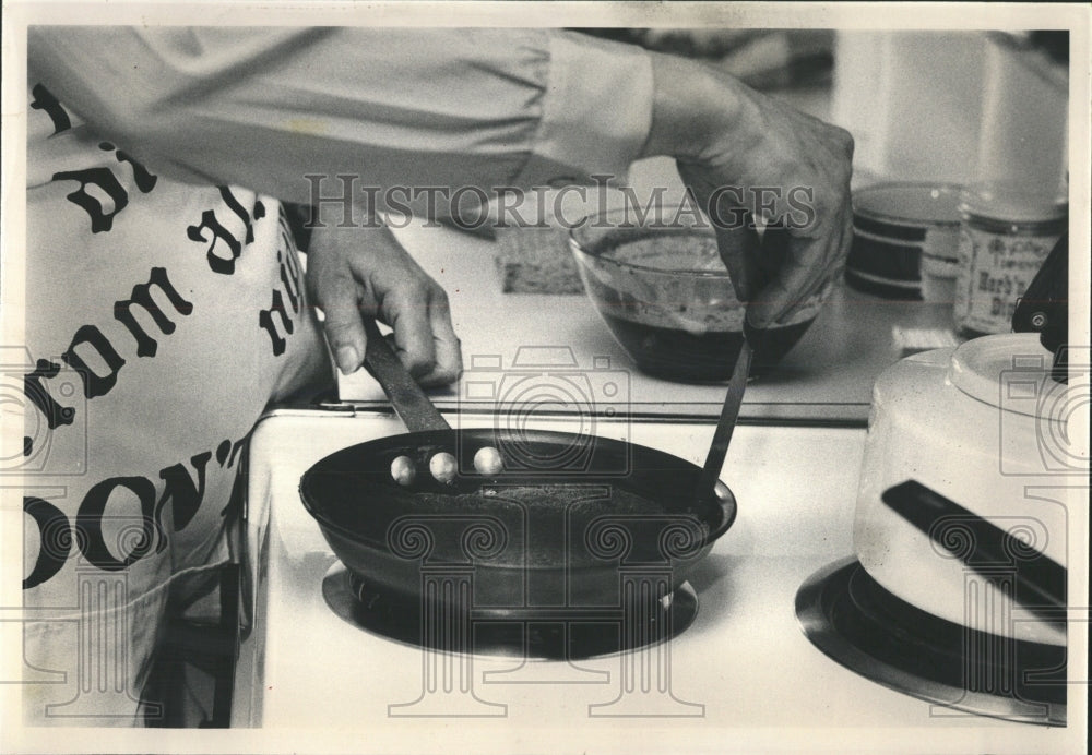 1981 Press Photo How To Make Crepes - RRW53049 - Historic Images