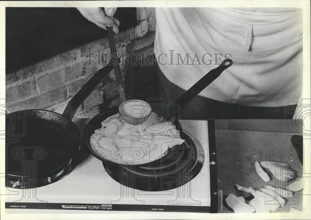 1982 Press Photo Clafouti Crepe Cooking Process - RRW53057 - Historic Images
