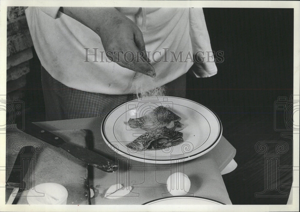 1982 Press Photo Crepes Normande Being Sugar Sprinkled - RRW53059 - Historic Images