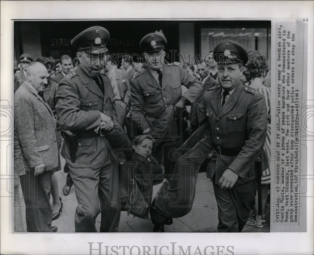 1961 Press Photo Police arrest Protesters Bonn - RRW53081 - Historic Images