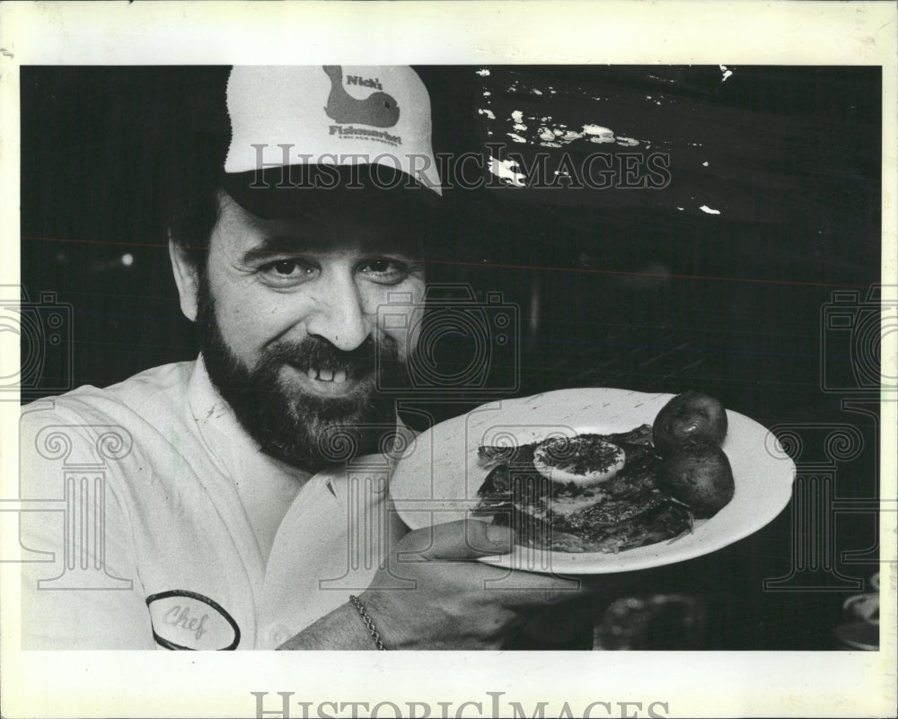 1983 Press Photo Chef Dicenzo Soft Shell Crabs - RRW53139 - Historic Images