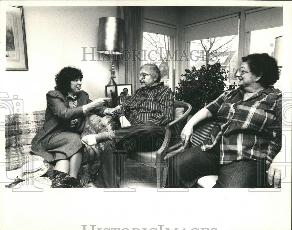 1984 Press Photo Social Worker Helps Jewish Elderly - RRW53303 - Historic Images