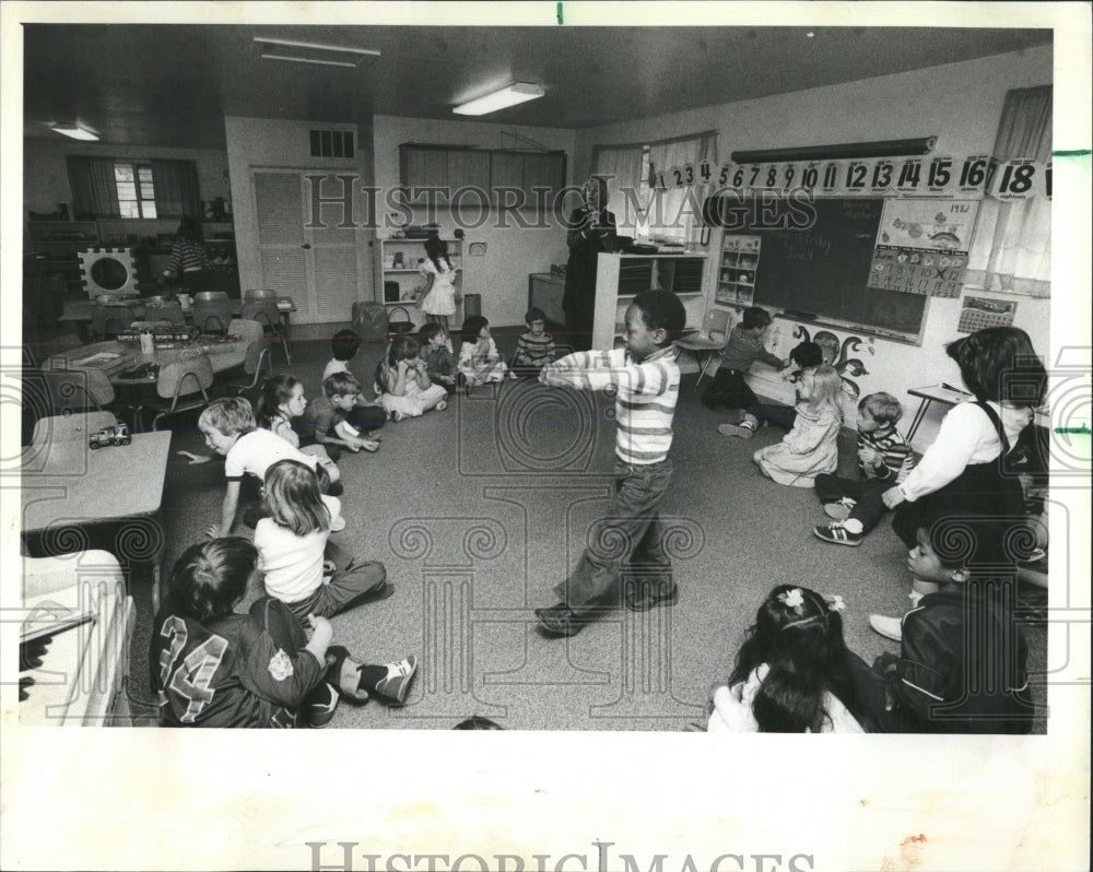 1982 Press Photo Kindergartener Entertains Class - RRW53315 - Historic Images