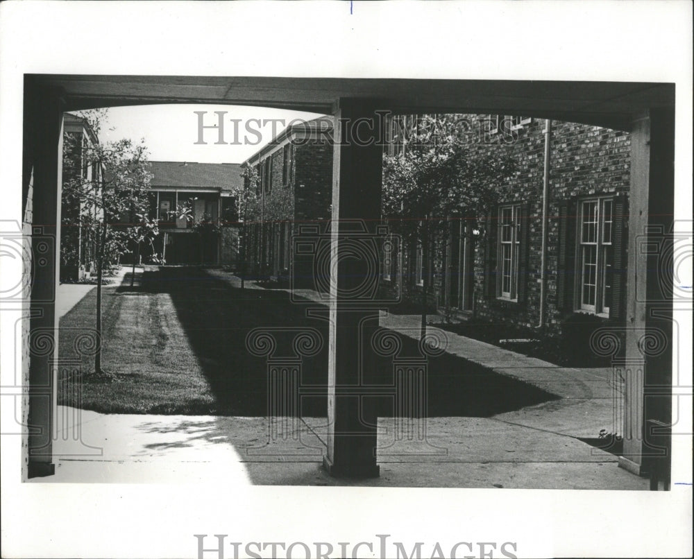 1971 Press Photo Courtyards HIlldale Village - RRW53345 - Historic Images